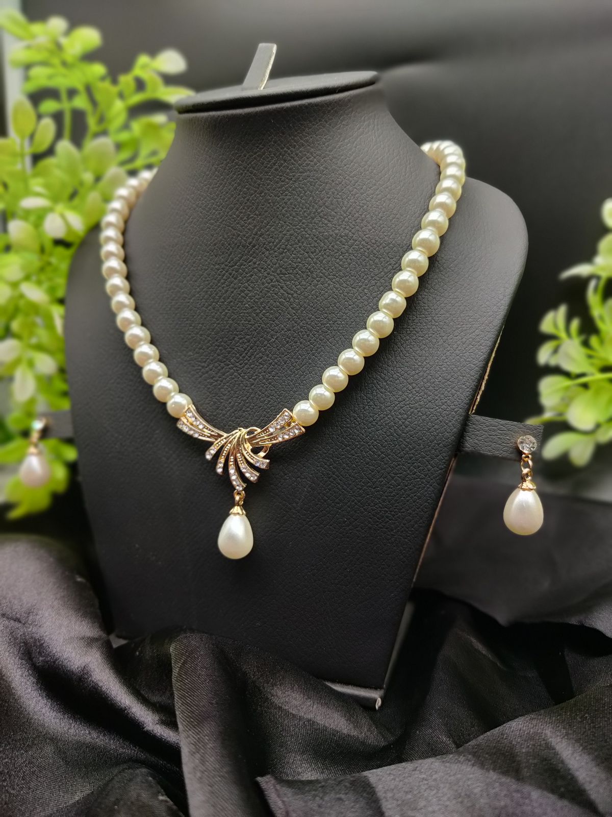 Imported Timeless Pearl Necklace Set with Radiant Pendant